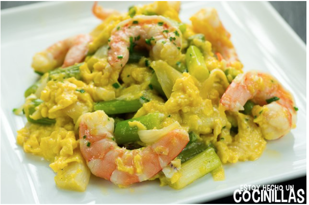 Revuelto de ajetes tiernos con espárragos trigueros y langostiinos